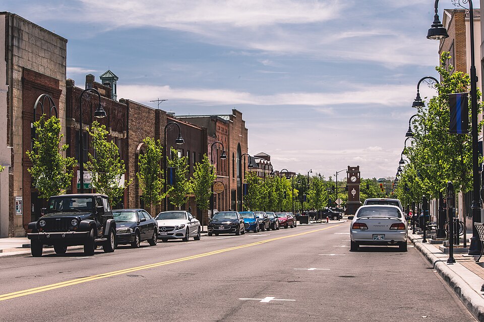 Cuyahoga Falls, Ohio: Front Street, Downtown Cuyahoga Falls and clock tower.