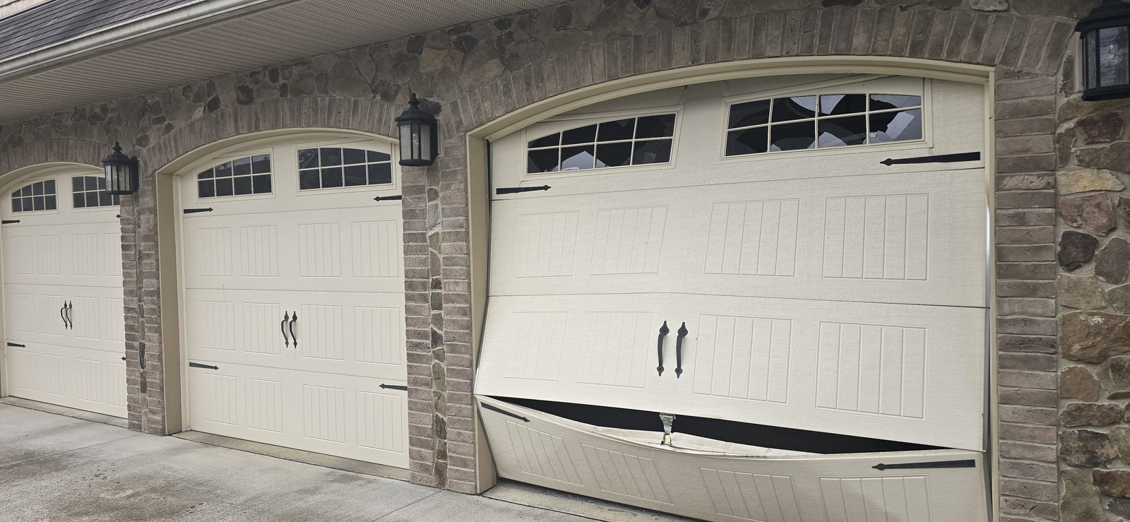 Damaged garage door before repair, photo 4