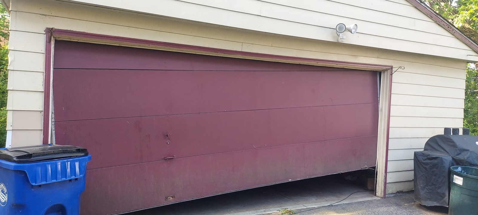 Damaged garage door before repair, photo 2
