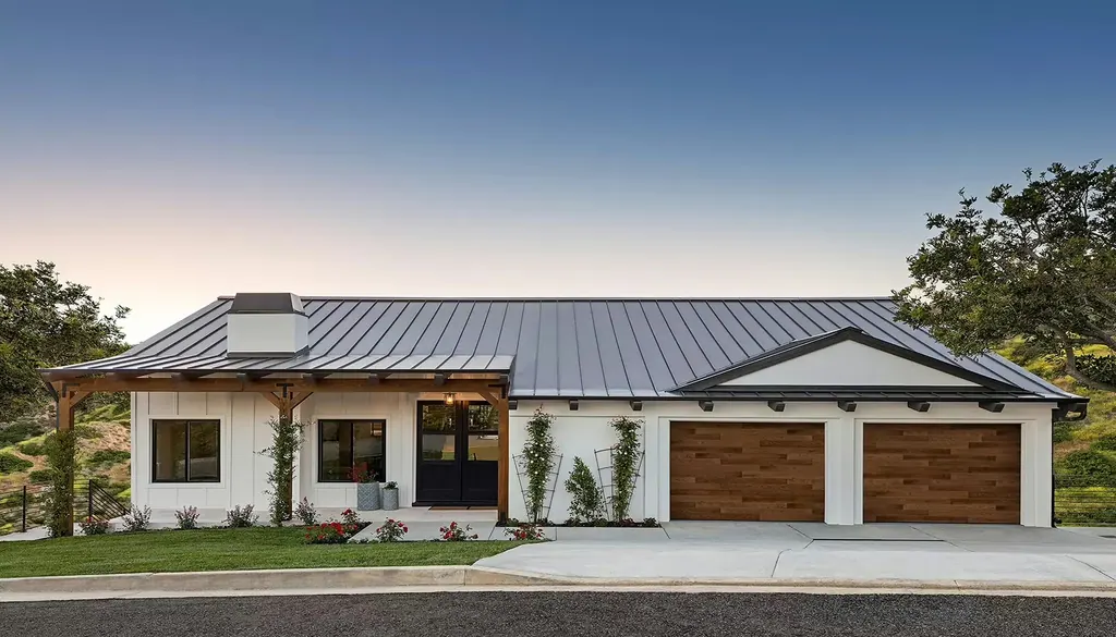 Clopay Modern Steel Ultra-Grain Plank garage door, example 4